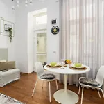 Deluxe Hillside Near Center Apartment *