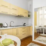 Deluxe Hillside Near Center *