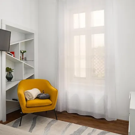 Deluxe Hillside Near Center Apartment Brasov