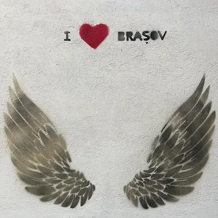 Deluxe Hillside Near Center *