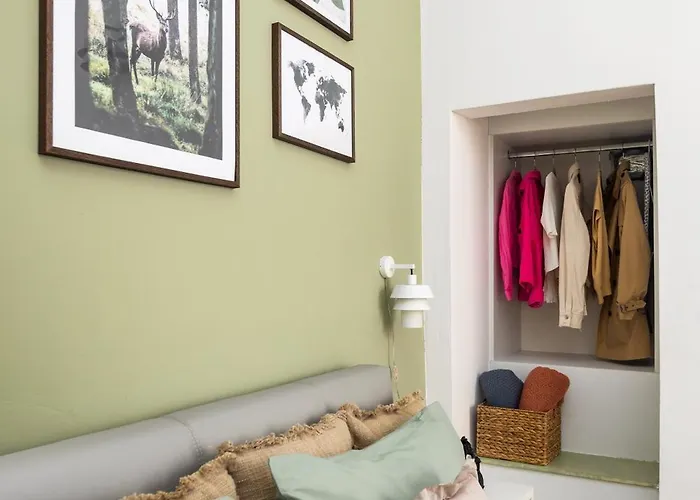 Deluxe Hillside Near Center