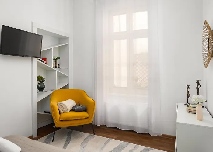 Deluxe Hillside Near Center Apartment Brasov