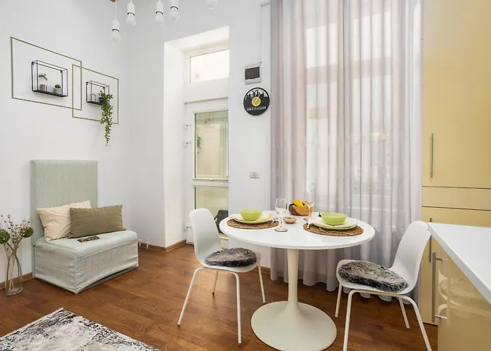 Deluxe Hillside Near Center Apartment *