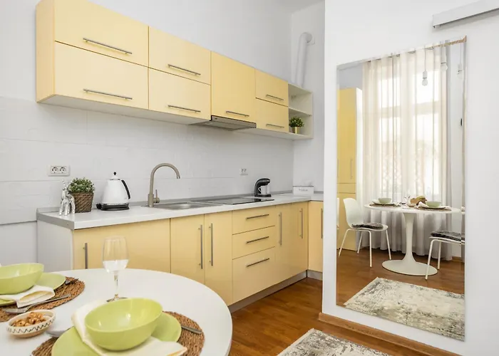 Deluxe Hillside Near Center *