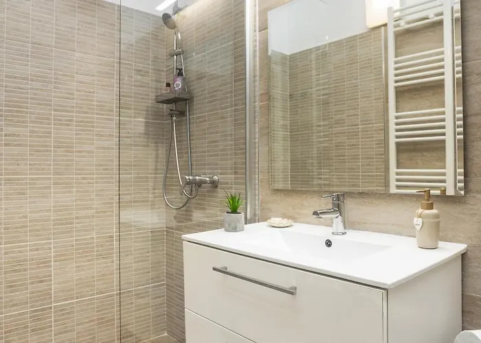 Apartment Deluxe Hillside Near Center