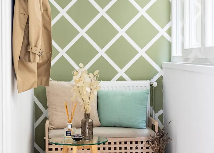 Deluxe Hillside Near Center