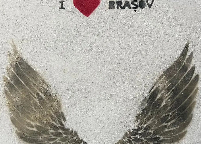 Deluxe Hillside Near Center *